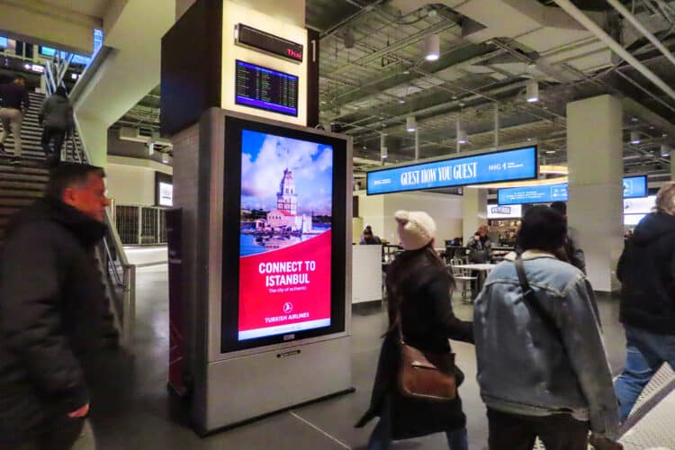 Clear Channel Outdoor Chicago Metra Station commuter rail delivers